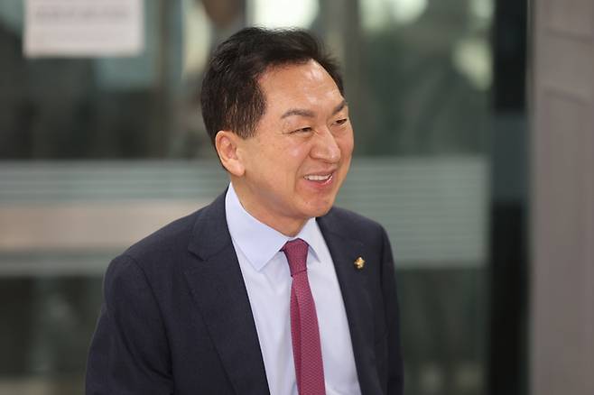 김건희 여사에게 선거 지원 대가로 260만원대 로저비비에 가방을 선물한 혐의로 기소된 국민의힘 김기현 의원이 지난달 22일 서울 서초구 서울중앙지법에서 열린 첫 공판에 출석하고 있다. [연합뉴스]