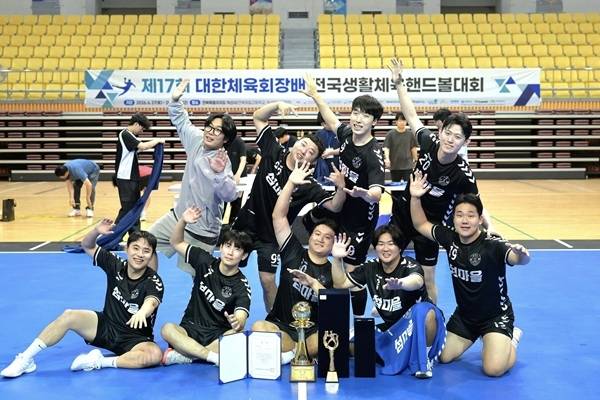 사진 제17회 대한체육회장배 전국생활체육핸드볼대회 남자 챌린저부 우승을 차지한 섬마을, 사진 제공=대한핸드볼협회