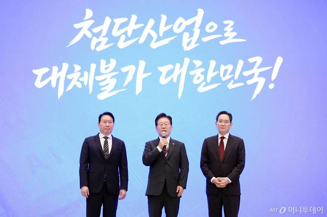 [서울=뉴시스] 조성봉 기자 = 이재명 대통령이 29일 청와대 영빈관에서 열린 ‘대한민국 대도약 3대 메가프로젝트 국민보고회’에서 이재용 삼성전자 회장, 최태원 SK 회장의 투자 계획 발표를 들은 뒤 발언하고 있다. 2026.06.29. suncho21@newsis.com /사진=조성봉