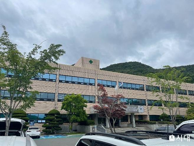 경남 창녕군 부곡면 덕암산 바로 아래 위치한 국립부곡병원은 국내 최대 규모 마약치료 병상을 운영하고 있다. 하지만 '동행미디어 시대'가 찾아간 24일 입원 병동은 모두 불이 꺼져 있었다. 마약 치료를 담당할 전문의를 구하지 못해 입원 병동이 셧다운된 것이다./사진=유찬우 기자
