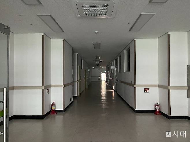 국립부곡병원 본관 옆엔 마약중독 환자들이 입원 치료를 받던 별관이 있다. 현재 이곳은 전문의가 없어 운영을 중단했고, 한낮인데도 복도 불이 꺼져 있어 어두컴컴했다./사진=유찬우 기자