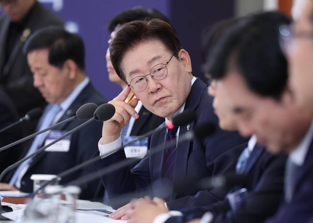 이재명 대통령이 26일 청와대에서 열린 미래 신안보 혁신기업 육성 전략회의에서 참석자 발언을 듣고 있다. 뉴시스