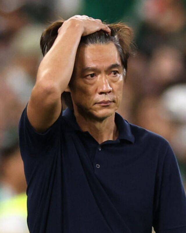 홍명보 한국 축구 대표팀 감독이 25일(한국시각) 멕시코 과달루페의 몬테레이 스타디움에서 열린 2026 국제축구연맹(FIFA) 북중미 월드컵 조별리그 A조 3차전 남아프리카공화국과의 맞대결에서 머리를 넘기고 있다. /게티이미지코리아