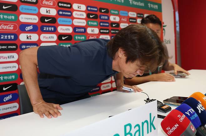 2026 북중미 월드컵 조별리그에서 탈락한 한국 축구 국가대표팀 홍명보 감독이 28일(현지시간) 오전 멕시코 과달라하라 인근 사포판의 치바스 바예 베르데에서 사퇴 기자회견을 마치고 카메라를 향해 인사하고 있다. [연합]