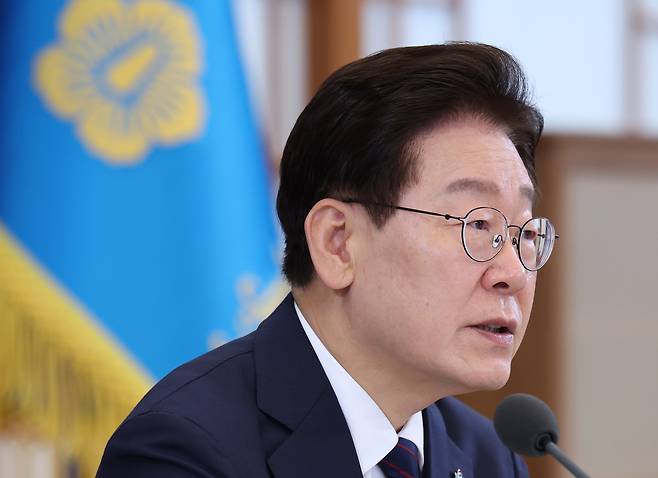 이재명 대통령이 26일 청와대에서 열린 ‘미래신안보 혁신기업 육성전략’ 회의에서 발언하고 있다. [연합]