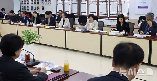 [서울=뉴시스] 추상철 기자 = 원민경 성평등가족부 장관이 30일 오후 서울 종로구 정부서울청사에서 열린 형사미성년자(촉법소년) 연령 사회적 대화협의체 4차 전체회의에서 발언하고 있다. 2026.04.30. scchoo@newsis.com