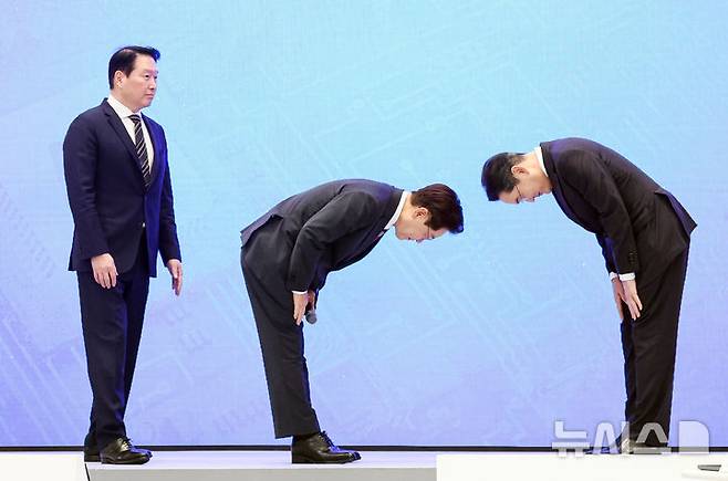 [서울=뉴시스] 조성봉 기자 = 이재명 대통령과 이재용 삼성전자 회장이 29일 청와대 영빈관에서 열린 ‘대한민국 대도약 3대 메가프로젝트 국민보고회’에서 인사하고 있다. 2026.06.29. suncho21@newsis.com