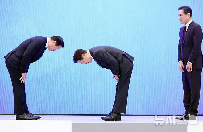 [서울=뉴시스] 조성봉 기자 = 이재명 대통령과 최태원 SK 회장이 29일 청와대 영빈관에서 열린 ‘대한민국 대도약 3대 메가프로젝트 국민보고회’에서 인사하고 있다. 2026.06.29. suncho21@newsis.com