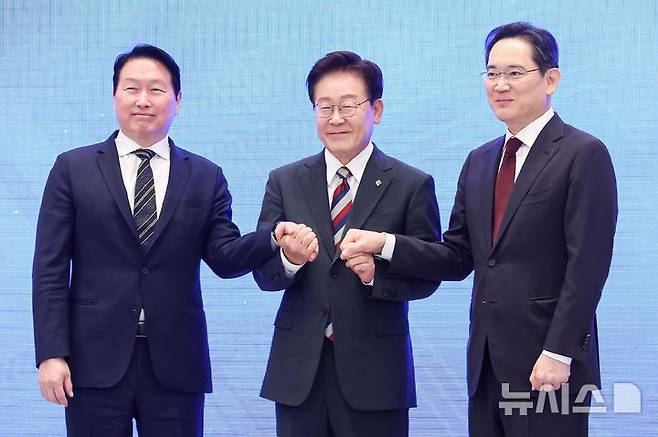 [서울=뉴시스] 조성봉 기자 = 이재명 대통령과 이재용(오른쪽) 삼성전자 회장, 최태원 SK 회장이 29일 청와대 영빈관에서 열린 ‘대한민국 대도약 3대 메가프로젝트 국민보고회’에서 기념촬영을 하고 있다. 2026.06.29. suncho21@newsis.com