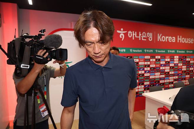 [사포판(멕시코)=뉴시스] 김명년 기자 = 홍명보 축구 국가대표팀 걈독이 28일(현지 시간) 멕시코 과달라하라 인근 사포판에 위치한 베이스캠프 훈련장 치바스 바예 베르데에서 북중미 월드컵 32강 진출 실패 관련 입장발표 기자회견을 마치고 이동하고 있다. 홍명보 감독은 이날 감독직 사퇴 선언을 했다. 2026.06.29. kmn@newsis.com
