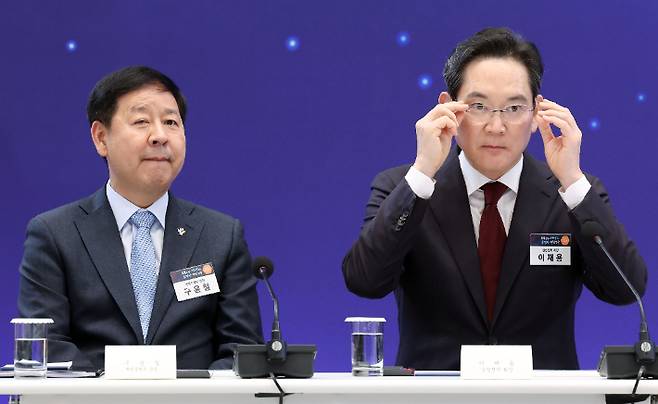 구윤철 부총리 겸 재정경제부 장관과 이재용 삼성전자 회장이 29일 청와대에서 이재명 대통령 주재로 열린 3대 메가프로젝트 국민보고회에 참석해 있다. 연합뉴스