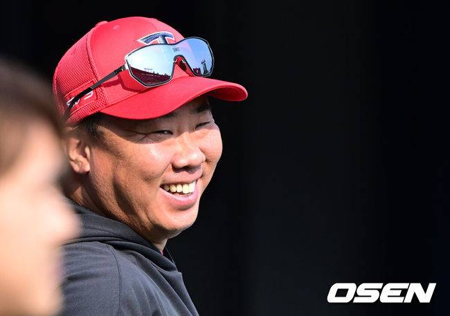 [OSEN=잠실, 최규한 기자] 28일 서울 잠실야구장에서 ‘2026 신한 SOL Bank KBO리그’ 두산 베어스와 KIA 타이거즈의 경기가 열렸다.홈팀 두산은 최승용, 방문팀 KIA는 김태형을 선발로 내세웠다.경기를 준비하는 KIA 이범호 감독이 미소짓고 있다. 2026.06.28 / dreamer@osen.co.kr