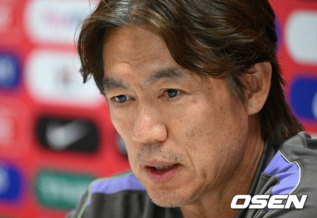 [OSEN=사포판(멕시코), 이대선 기자] 홍명보 감독이 이끄는 대한민국 축구국가대표팀이 26일(한국시각) 멕시코 과달라하라 인근 사포판의 치바스 베르데 바예에서 훈련을 진행했다.대한민국은 1승 2패(승점 3)로 조 3위에 머물렀다. 자력으로 32강에 오를 기회를 놓쳤고, 이제는 다른 조 경기 결과를 기다려야 하는 처지가 됐다.훈련에 앞서 대한민국 홍명보 감독이 인터뷰를 하고 있다. 2026.06.26 /sunday@osen.co.kr
