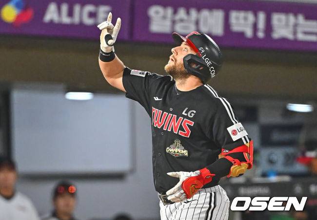 [OSEN=부산, 이석우 기자] 28일 부산 사직야구장에서 2026 신한 SOL KBO 리그 롯데 자이언츠와 LG 트윈스의 경기가 열렸다. 홈팀 롯데는 비슬리가, 방문팀 LG는 장현식이 선발 출전했다.LG 트윈스 오스틴이 8회초 1사 1루 좌중월 2점 홈런을 치고 세리머니를 하고 있다. 2026.06.28 / foto0307@osen.co.kr