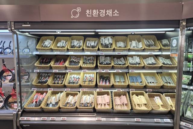 ▲지난 24일 홈플러스 강서점. 친환경채소 진열대에 주방용품이 놓여 있다. ⓒ프레시안(최용락)