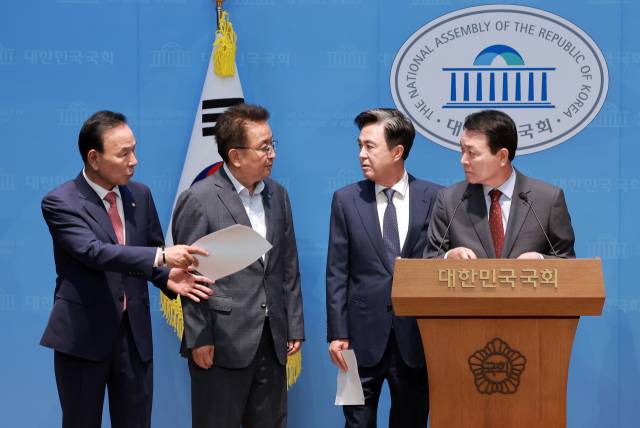 ▲국회부의장인 국민의힘 박덕흠 의원, 같은 당 성일종 의원과 김태흠 충남지사, 김영환 충북지사가 29일 국회 소통관에서 이날 청와대에서 호남 대규모 반도체 클러스터 조성 계획이 공개될 것으로 알려진 것과 관련해 입장을 밝히기에 앞서 대화하고 있다. ⓒ연합뉴스