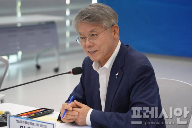 ▲민형배 전남광주통합특별시장 당선인이 26일 전남 나주 빛가람복합문화체육센터에서 열린 '전남광주통합특별시 출범준비 현장 점검' 회의에서 발언하고 있다.2026.06.26ⓒ프레시안(김보현)