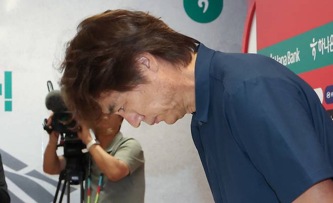 한국 축구 국가대표팀 홍명보 감독이 28일(현지시간) 멕시코 과달라하라 인근 사포판 치바스 바예 베르데 훈련장에 마련된 베이스캠프에서 월드컵 결산 기자회견을 마친 후 인사하고 있다. 뉴스1