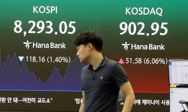코스피가 전 거래일(8411.21)보다 117.12포인트(0.91%) 내린 8334.28에 개장한 29일 오전 서울 중구 하나은행 딜링룸 전광판에 지수가 표시되고 있다. 뉴시스
