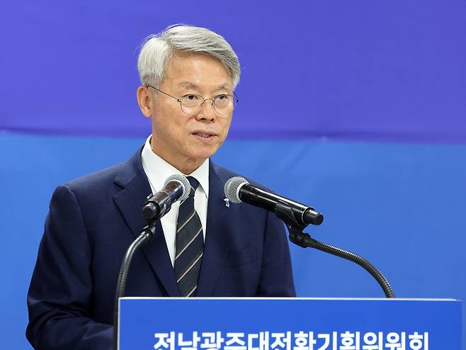 민형배 전남광주통합특별시장 당선인이 29일 전남 나주시 전남광주대전환기획위원회 대회의실에서 ‘3대 메가 프로젝트 국민 보고회’ 관련 기자회견을 하고 있다. 연합뉴스