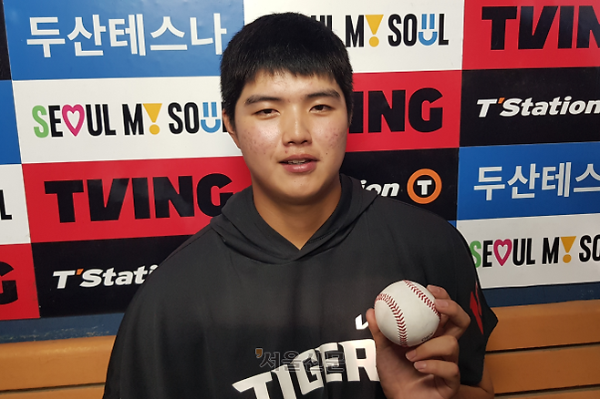 KIA 타이거즈 선발 김태형이 28일 서울 잠실구장에서 열린 두산 베어스와 KIA의 경기에서 통산 2승째 기념구를 들어 보이고 있다. 첫 승을 거뒀을 당시의 공은 챙기는 것을 깜빡해 못 찾은 탓에 이날 2승 기념구로 첫 승 기념구를 대신했다. 2026.6.28 류재민 기자
