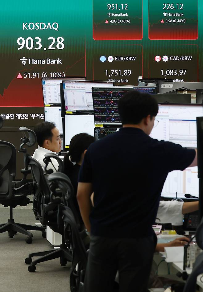 코스닥 매수 사이드카가 발동한 29일 오전 서울 중구 하나은행 딜링룸 전광판에 코스닥이 6% 넘게 급등세를 보이고 있다. 뉴스1