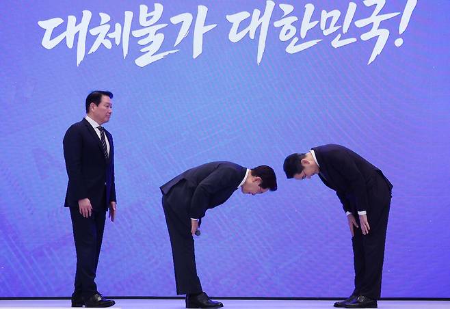 이재명 대통령이 29일 청와대에서 열린 ‘대한민국 대도약 3대 메가프로젝트 국민보고회’에서 최태원 에스케이(SK)그룹 회장과 이재용 삼성전자 회장에게 인사하고 있다. 2026.06.29 청와대사진기자단