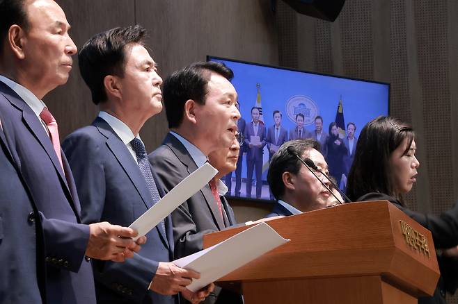 국회부의장인 국민의힘 박덕흠 의원, 성일종 의원 등 충청권 의원과 김태흠 충남지사, 김영환 충북지사가 29일 국회 소통관에서 이날 청와대에서 호남 대규모 반도체 클러스터 조성 계획이 공개될 것으로 알려진 것과 관련해 입장을 밝히고 있다. 연합뉴스