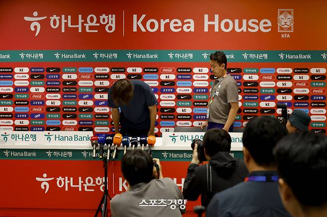 홍명보 한국 축구대표팀 감독이 29일(한국 시간) 멕시코 과달라하라 팀 훈련장에서 2026 북중미 월드컵 32강 진출 실패와 관련해 감독직 사퇴 기자회견을 하고 있다. 2026.06.29 과달라하라(멕시코) | 문재원 기자