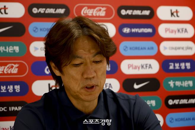 홍명보 한국 축구대표팀 감독이 29일(한국 시간) 멕시코 과달라하라 팀 훈련장에서 2026 북중미 월드컵 32강 진출 실패와 관련해 감독직 사퇴 기자회견을 하고 있다. 2026.06.29 과달라하라(멕시코) | 문재원 기자
