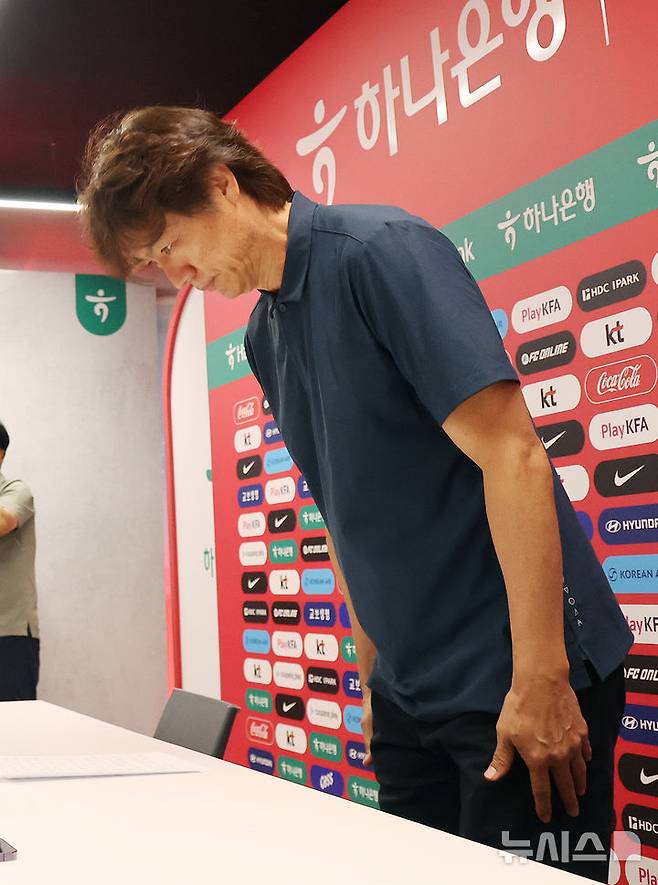 고개 숙여 사과하는 홍명보 감독. /사진=뉴시스