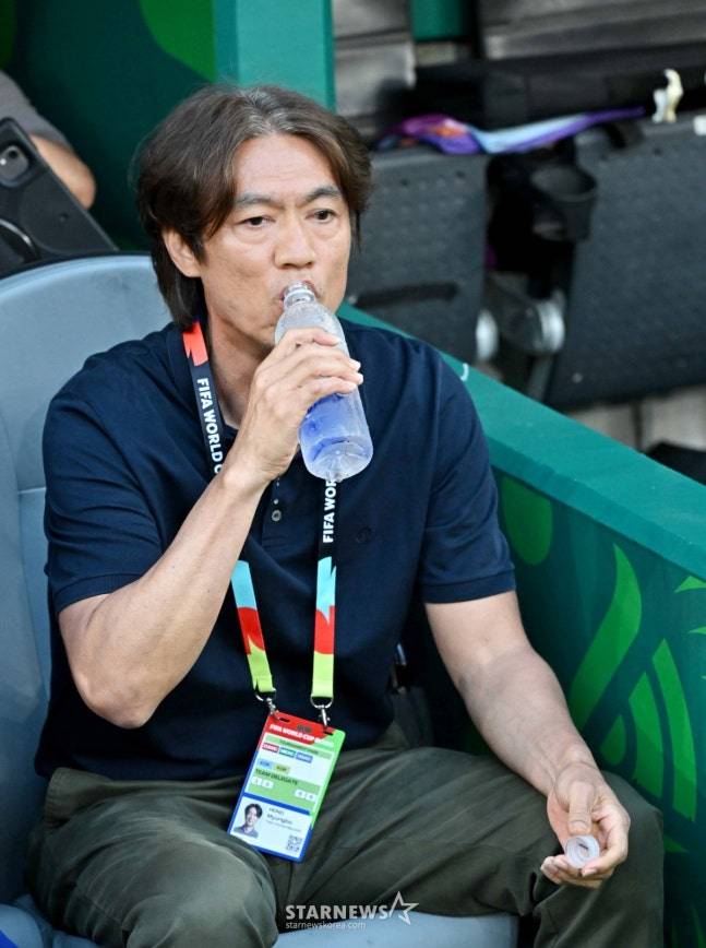 홍명보 축구대표팀 감독이 지난 25일(한국시간) 남아공과 경기에서 물을 마시고 있다. /사진=김진경 대기자