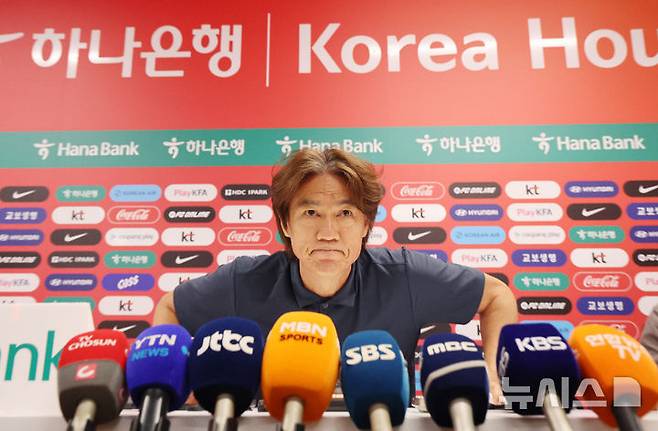홍명보 감독이 사퇴 발표를 마치고 자리에서 일어나고 있다. /사진=뉴시스 제공