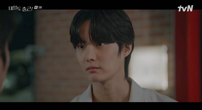In the tvN drama Go to Work!, Park Ji-hyun, who plays the role of Cha Ji-yoon, revealed that she rejected a proposal from her ex-boyfriend Jo Ga-eul and completely ended the relationship with Seo In-guk, who plays the role of Kang Si-woo. Cha Ji-yoon broke up with Seo In-guk after confirming her feelings through a performance with her ex-boyfriend, raising expectations for a change in their relationship.