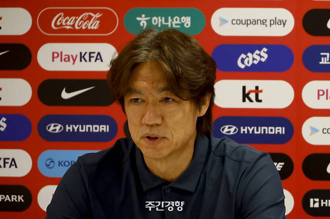 홍명보 한국 축구대표팀 감독이 29일(한국 시간) 멕시코 과달라하라 팀 훈련장에서 2026 북중미 월드컵 32강 진출 실패와 관련해 감독직 사퇴 기자회견을 하고 있다. 과달라하라(멕시코) | 문재원 기자