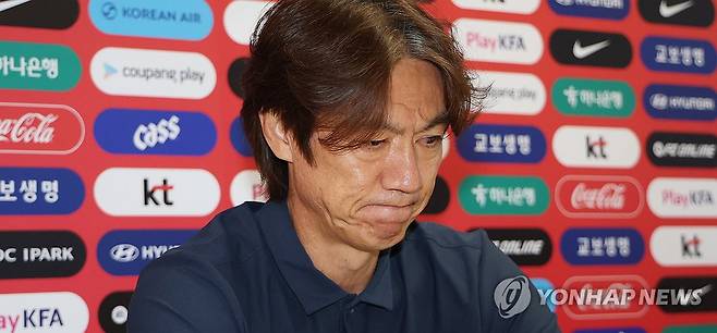 입 굳게 다문 홍명보 (사포판[멕시코 할리스코주]=연합뉴스) 신준희 기자 = 2026 북중미 월드컵 조별리그에서 탈락한 한국 축구 국가대표팀 홍명보 감독이 28일(현지시간) 오전 멕시코 과달라하라 인근 사포판의 치바스 바예 베르데에서 사퇴 기자회견을 하고 있다. 2026.6.29 hama@yna.co.kr