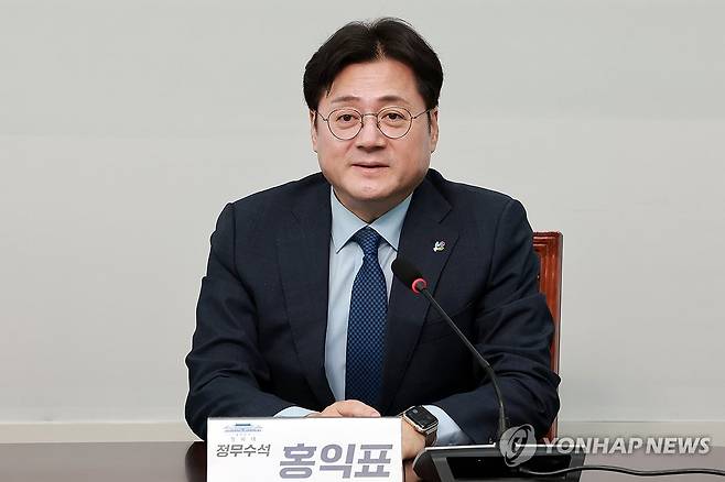 인사말하는 홍익표 청와대 정무수석 (서울=연합뉴스) 신현우 기자 = 홍익표 청와대 정무수석이 22일 조국혁신당 김준형 원내대표 취임 축하 인사차 국회를 방문해 인사말하고 있다. 2026.6.22 nowwego@yna.co.kr