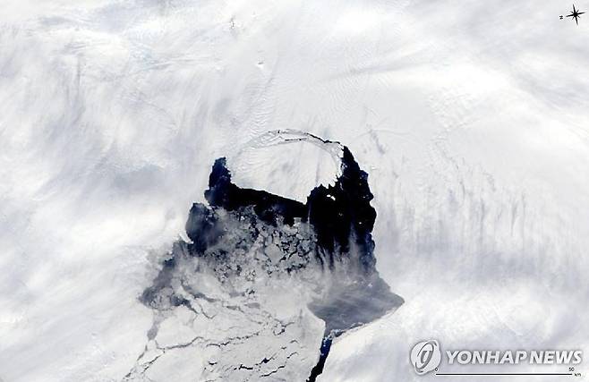 남국 파인아일랜드 빙하에서 떨어져 나오는 거대한 빙산 2013년 11월 10일 미국 항공우주국(NASA) 아쿠아(Aqua) 위성이 촬영한 사진. 파인아일랜드 빙하(Pine Island Glacier)에서 싱가포르 크기(약 35×20㎞)의 거대한 빙산이 분리되고 있다. [EPA/NASA 제공. 연합뉴스 자료사진. 재판매 및 DB 금지]