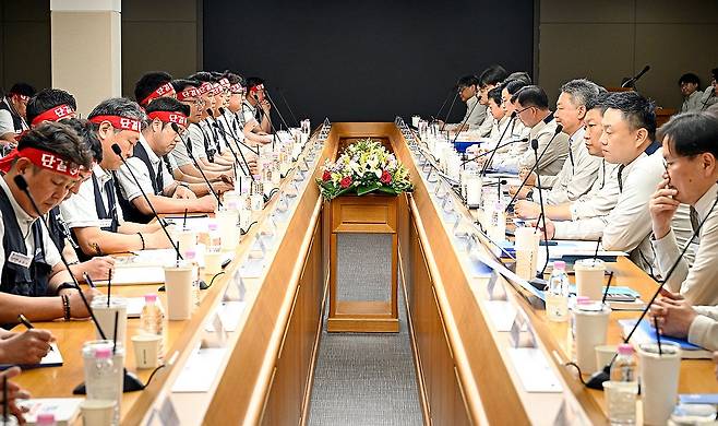 마주 앉은 현대차 노사 대표 현대자동차 노사는 지난 5월 6일 울산공장에서 올해 임금 인상 규모 등을 다룰 임금협상 상견례를 연 모습. [현대차 제공. 재판매 및 DB 금지]