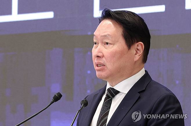 최태원 회장, 투자계획 발표 (서울=연합뉴스) 한상균 기자 = 최태원 SK그룹 회장이 29일 청와대에서 이재명 대통령 주재로 열린 3대 메가프로젝트 국민보고회에서 투자계획을 발표하고 있다. 2026.6.29 [청와대통신사진기자단] xyz@yna.co.kr