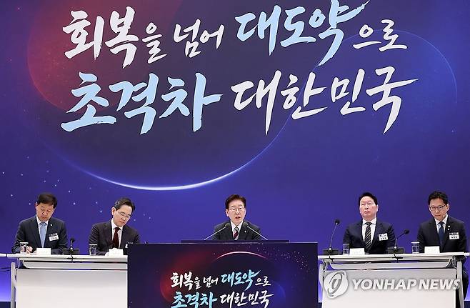이재명 대통령, 3대 메가프로젝트 국민보고회 (서울=연합뉴스) 한상균 기자 = 이재명 대통령이 29일 청와대에서 열린 3대 메가프로젝트 국민보고회에서 발언하고 있다. 
   왼쪽부터 구윤철 부총리 겸 재정경제부 장관, 이재용 삼성전자 회장, 이 대통령, 최태원 SK그룹 회장, 배경훈 부총리 겸 과학기술정보통신부 장관. 2026.6.29 [청와대통신사진기자단] xyz@yna.co.kr