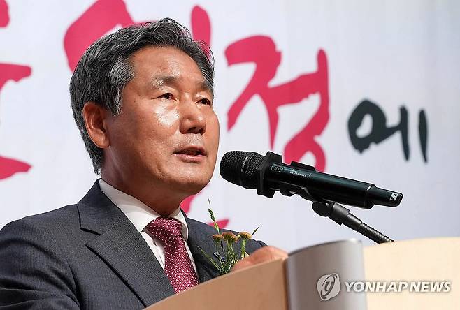 민선 8기 서흥원 양구군수 퇴임식 열려 (양구=연합뉴스) 29일 강원 양구문화복지센터 공연장에서 열린 민선 8기 서흥원 양구군수 퇴임식에서 서 군수가 퇴임사를 하고 있다. 2026.6.29 [양구군 제공. 재판매 및 DB 금지] yangdoo@yna.co.kr