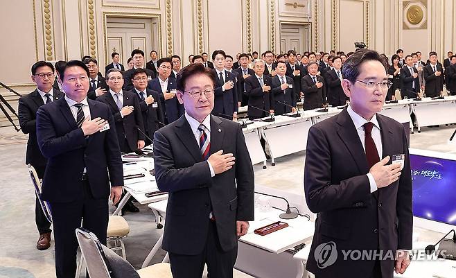이재명 대통령, 3대 메가프로젝트 국민보고회 (서울=연합뉴스) 한상균 기자 = 이재명 대통령이 29일 청와대에서 열린 3대 메가프로젝트 국민보고회에서 국민의례를 하고 있다.
    오른쪽부터 이재용 삼성전자 회장, 이 대통령, 최태원 SK그룹 회장. 2026.6.29 [청와대통신사진기자단] xyz@yna.co.kr