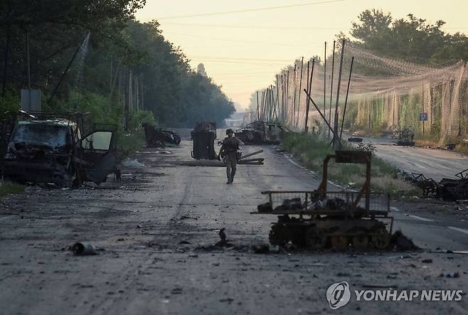 도네츠크 지역에서 순찰하는 우크라이나 군인 [로이터=연합뉴스 자료사진. 재배포 및 DB 금지]