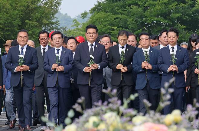 ▲ 송영길 더불어민주당 의원이 30일 오전 경남 김해시 진영읍 봉하마을 노무현 전 대통령 묘역을 참배하기 위해 이동하고 있다. /연합뉴스