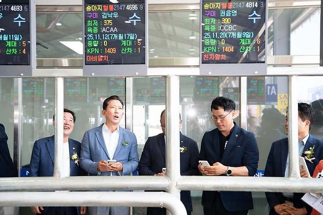 노후화된 시설을 스마트 장비 등으로 교체한 구미칠곡축협 가축경매시장이 준공식을 갖고 ‘구미한우’ 브랜드 경쟁력 강화에 나섰다. /구미시 제공