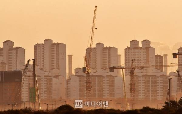 정부가 반도체·GTX-A·역세권 호재로 집값 상승세가 이어진 동탄·기흥·구리를 규제지역과 토지거래허가구역으로 잇달아 지정하며 수도권 외곽 과열 확산 차단에 나섰다./사진=미디어펜 김상문 기자