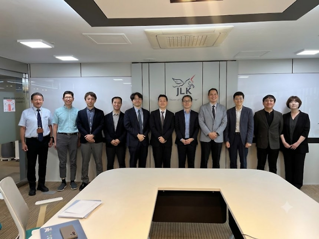 제이엘케이가 최근 서울 강남구 제이엘케이타워에서 개최한 '2026 한·일 뇌졸중 AI 심포지엄'을 성공적으로 마무리했다. 김동민 대표를 비롯한 참석자들이 기념촬영하고 있다. (사진=제이엘케이)