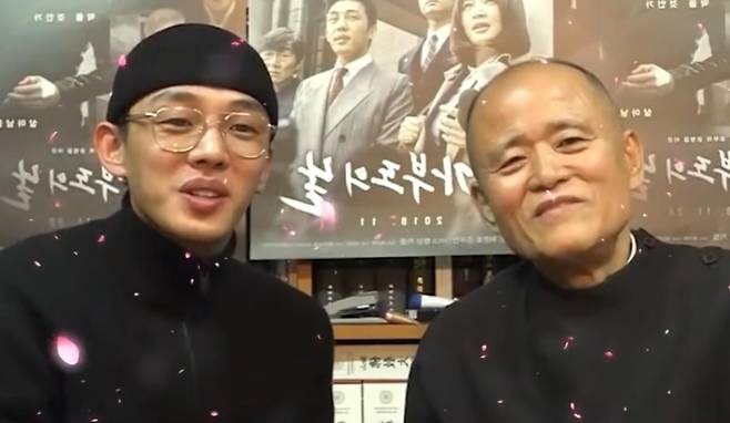 Actor Yoo Ah-in, who had received a suspended sentence on drug charges, appeared on Kim Yong-oks (Do-ol) YouTube channel, Humanities of the Mind, to share an update on his current situation. In the video, Yoo Ah-in appeared noticeably thinner than before and engaged in conversation with Kim Yong-ok about his past works.In the video released on the 27th, Yoo Ah-in shared a meal with Kim Yong-ok and discussed what hes been up to. Kim Yong-ok highly praised Yoo Ah-ins acting in his past films, *The Day the Country Went Bankrupt* and *Burning*.Recalling the filming of *The Day the Country Went Bankrupt*, Yoo Ah-in shared his thoughts on the IMF crisis. He also mentioned that, as he spends more time alone, he has started cooking for himself.Netizens who watched the video had mixed reactions to Yoo Ah-ins changed appearance. Yoo Ah-in was sentenced last September to one year in prison, suspended for two years, on charges of habitual drug use.