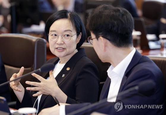 한성숙 중기부 장관과 윤창렬 국무조정실장이 30일 청와대에서 열린 국무회의 겸 비상경제점검회의에서 대화하고 있다. 〈사진=연합뉴스〉